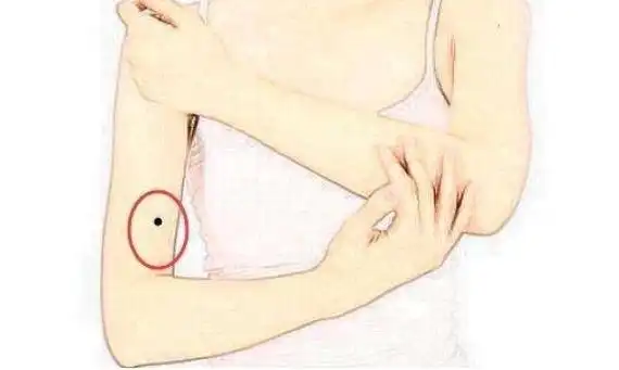 对于这个痣的位置,应该是在手臂内侧,朝身体的这一面.