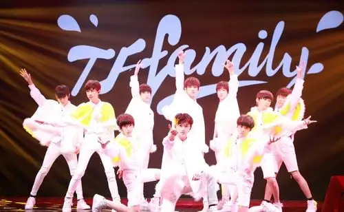 新一代的tf家族延续着tfboys的成长路线,跟韩国练习生一样的魔鬼训练