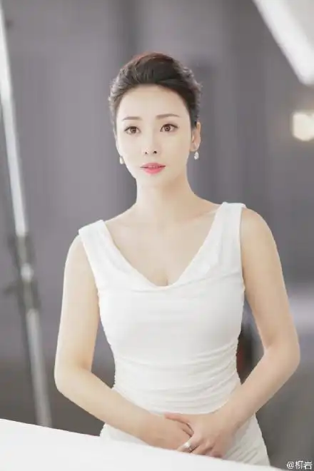 首页 美女图片 美女明星 性感女神柳岩蓝白抹胸裙大秀酥胸极致喷血