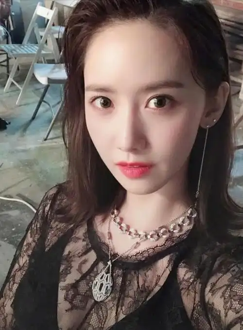 林允儿晒自拍秀"仙女之颜",水嫩美肤白里透着红,甜美又性感