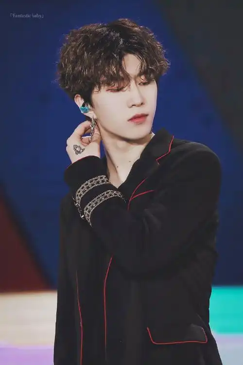 范丞丞渐变蓝发色