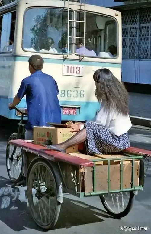 80年代老照片女子不远万里拉煤球一家人围着二八大杠满脸喜悦