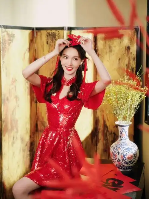 金晨身穿兰玉特别定制礼服亮相总台春晚,以中国传统的朱红色作为裙子