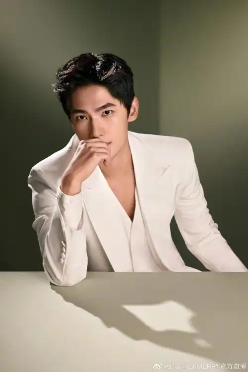 入戏星途  为不同角色多面诠释  身着 lamerry 秀款西服  演员杨洋