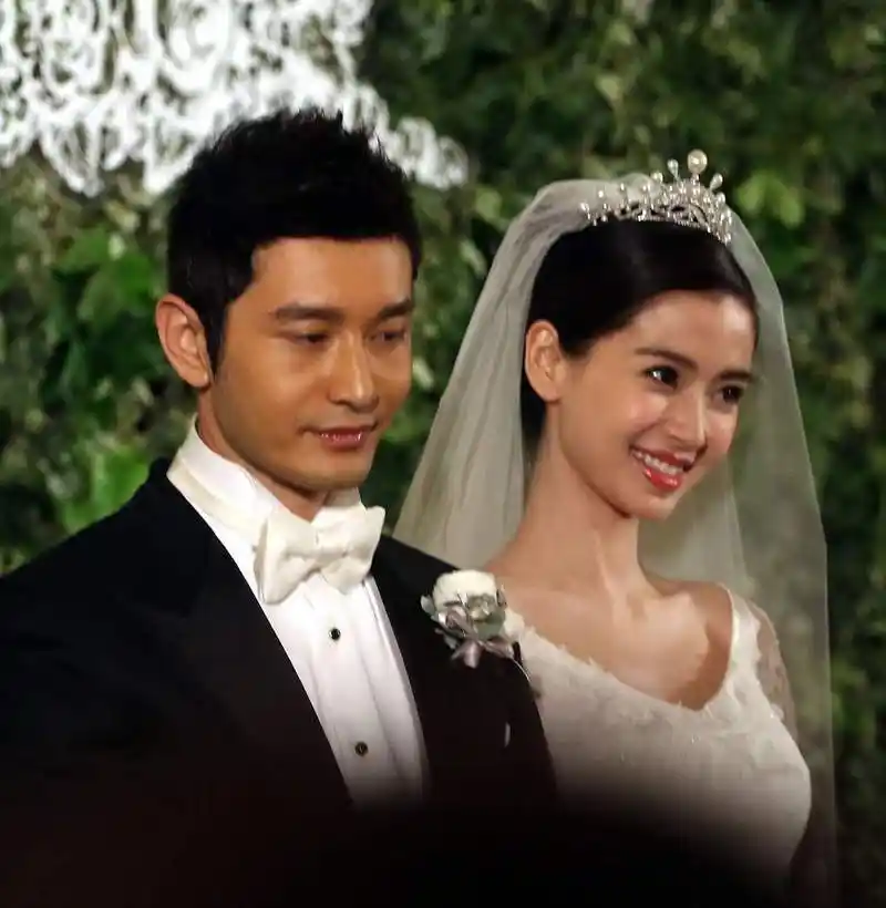 近日,黄晓明在某节目中谈到了自己与angelababy的婚姻,他表示他们的