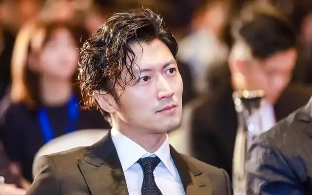 2019谢霆锋展现最帅的发型,焕然一新的造型,阳光活力的卷发