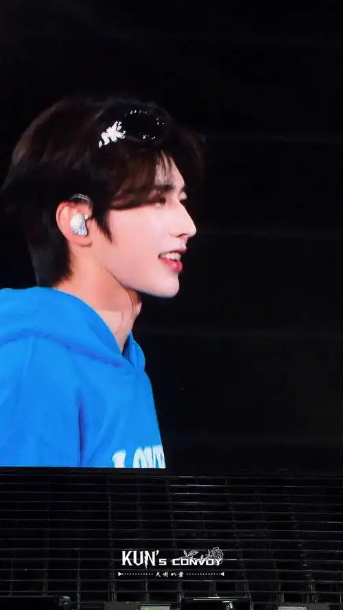 蔡徐坤超话|#蔡徐坤新歌rideordie#    小蓝～  live图  @蔡徐坤