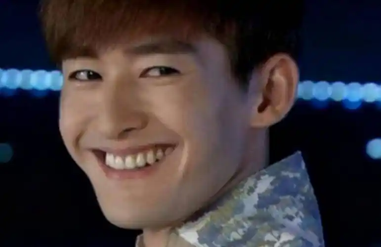 张翰的牙齿不仅多次登上微博热搜,还被人多次恶搞,已然成为经典.