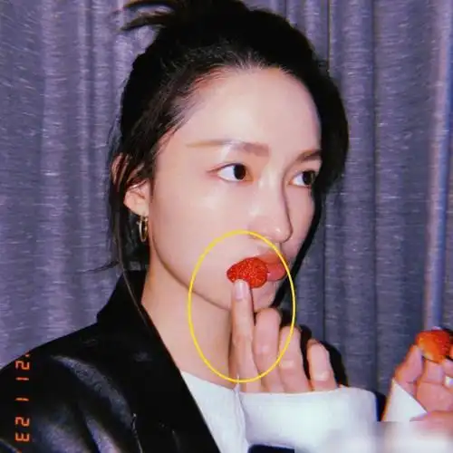 李沁怼脸自拍,手指甲"太不讲究"!网友:忘记自己是女明星了?