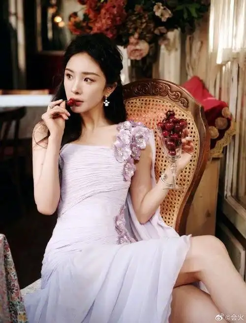 杨幂今日品牌活动造型,定制紫色薄纱立体花朵礼裙,还化了紫色眼影