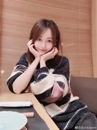 小七是腾讯体育女主播中的气质女神,乍一看感觉小七很呆萌,小七姐姐是