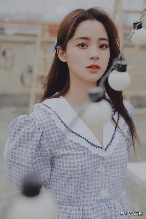 欧阳娜娜!这少女感都快溢出来了,蓝白格子裙太适合她了