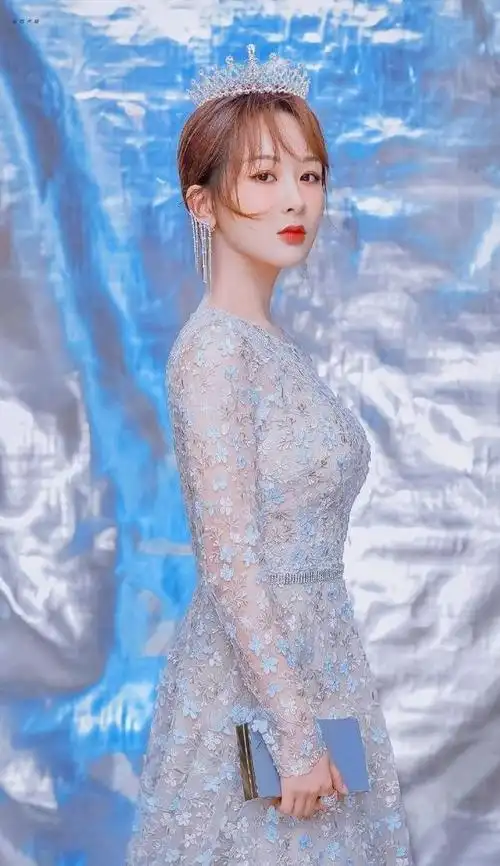 杨紫身材好有料,前凸后翘,玲珑有致