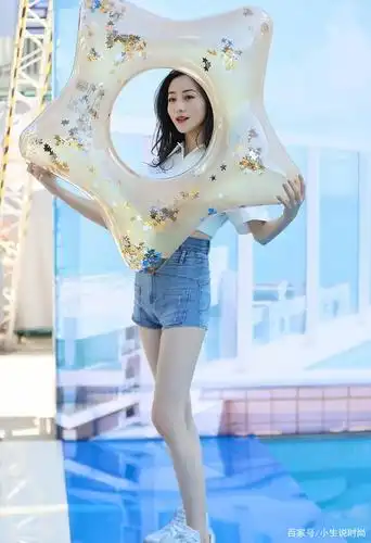 身穿露脐白衬衫牛仔短裤的韩雪正享受美好时光