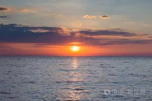 在海景海岸线的夕阳的天空