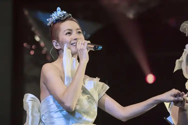 最后,梁咏琪和郑伊健还是没有走到最后,郑伊健娶了别人,而她也嫁给