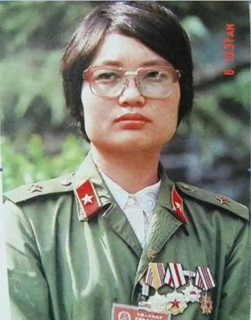 南丁格尔是世界上第一个真正的女护士,开创了护理事业,带着崇敬之心