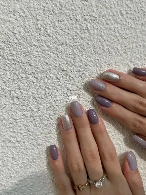 短指甲温柔纯色美甲