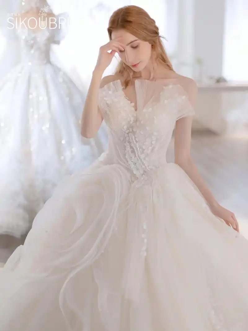 坠入凡间的仙子|真丝遇上羽毛般的薄纱.^sikou·思蔻嫁衣 - 抖音