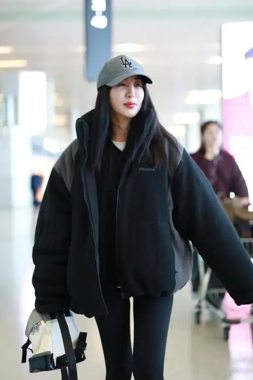 李菲儿低调走机场拼色羊羔绒搭配紧身裤浑身散发活力感