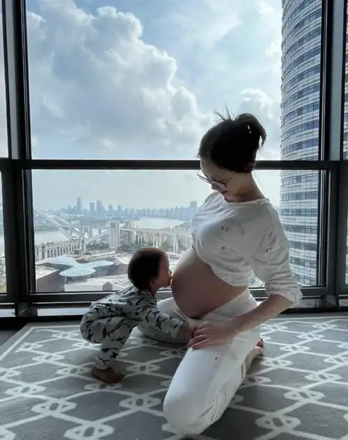 郑恺儿童节官宣二胎儿子出生,晒苗苗产前孕肚照,姐姐隔空亲吻弟弟超有