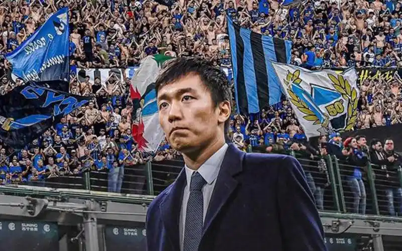 彻底臭了?米兰城贴满"张康阳滚蛋"标语,总部被国米死忠攻占