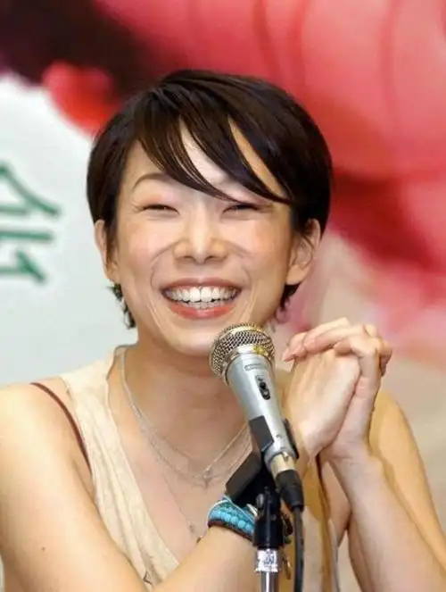 她曾被父母戏称为"丑八怪",小时候的林忆莲长相平平,但天生优美的嗓音