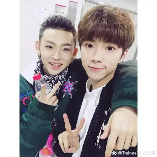 我家小鬼在别人的自拍里好好看啊