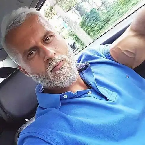 他有颜,有肉,有美女相伴左右,中年大叔完爆小鲜肉!