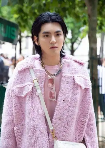 吴亦凡说长胖是因为年纪大了,很直白很简单,但我们可以想多点