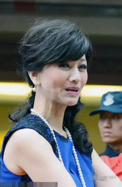 62岁奶奶辈赵雅芝近照,一张"假皮"还在扮嫩,素颜出镜真吓人