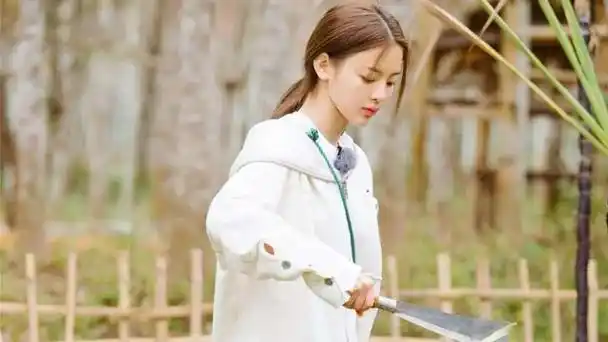 面对娱乐圈的鲜花与掌声,杨超越一直将自己视作一个打工人.