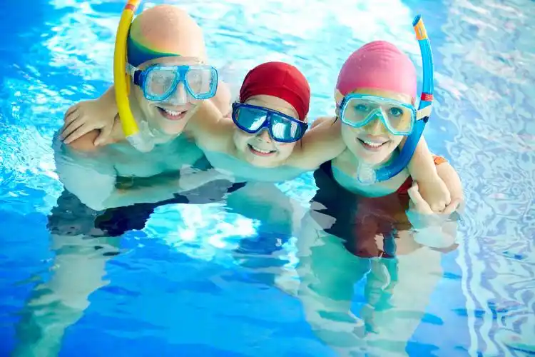 游泳池里的一家人图片家庭一家人游泳游泳池