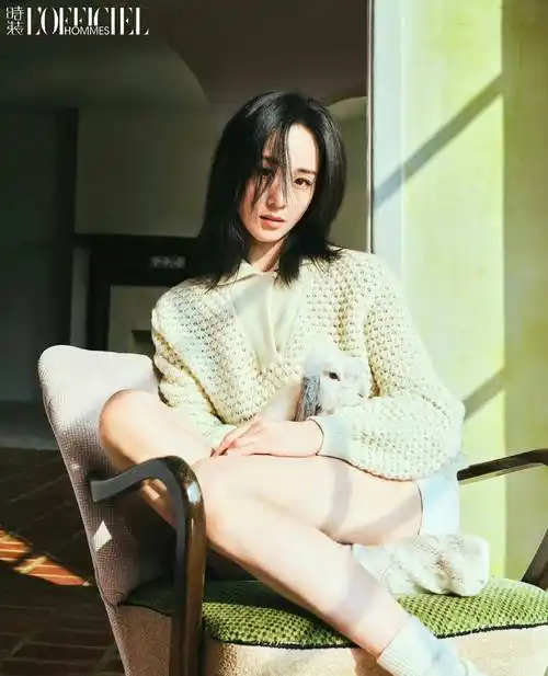 张钧甯登时装男士二月封面 穿吊带深v蕾丝秀长腿慵懒性感 风情妩媚