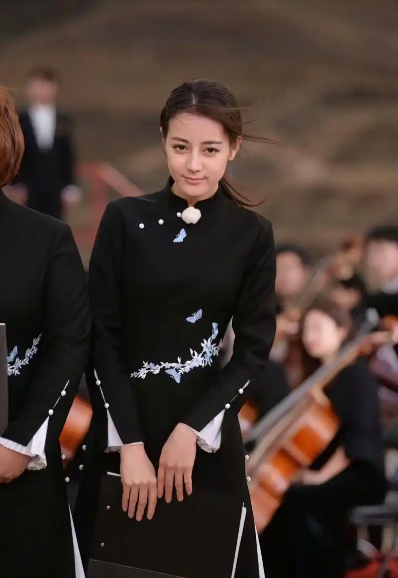 迪丽热巴素颜就这么漂亮,真是让人羡慕啊.