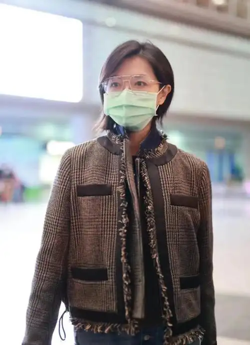 万茜现身机场穿粗呢格子外套搭配牛仔裤简约舒适又时尚