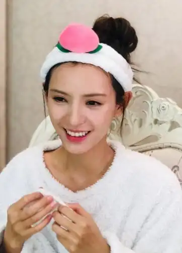 张予曦穿搭时尚,风格灵动俏皮,直播卸妆发现素颜更好看