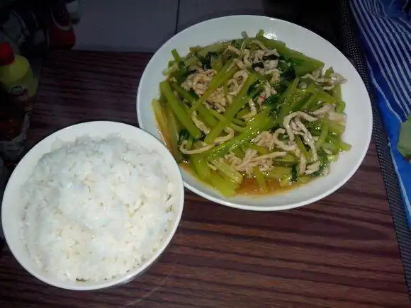 一个人的生活很简单,饭菜也简单,吃起来还不错