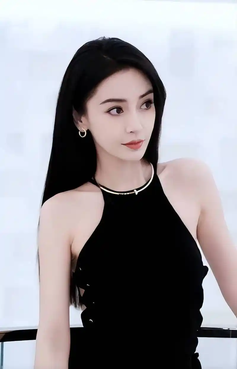 杨颖穿黑色长裙露出白皙香肩!雪肤玉貌美得让人窒息_吊带_金色_秀发