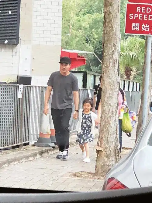 刘恺威化身暖爸接女儿放学,小糯米又蹦又跳追着父亲牵手变黏人精
