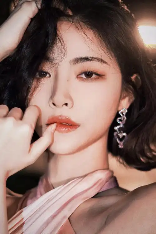 许佳琪粉裙夜景照##许佳琪新歌漫