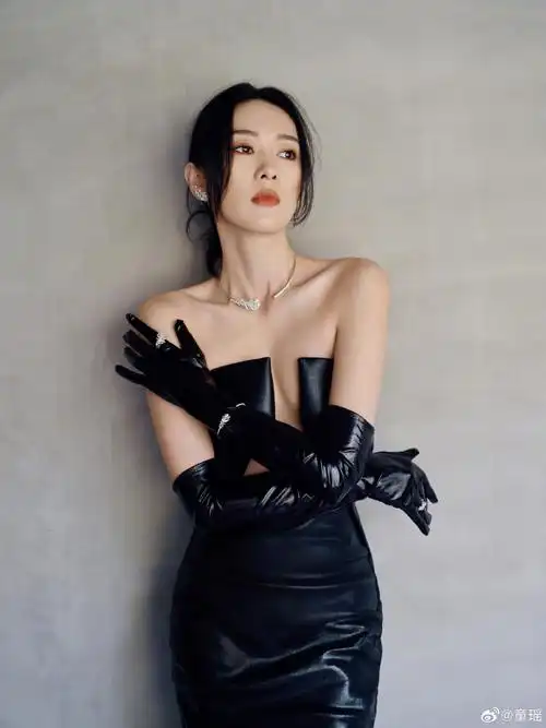 童瑶黑色紧身开扇皮裙##童瑶皮手套外戴首饰