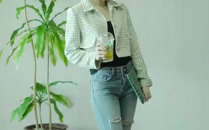 韩国美女牛仔裤穿搭分享,身材真的很棒