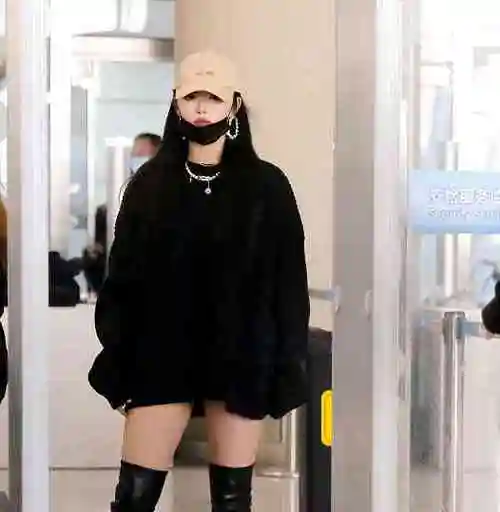 孔雪儿机场爱玩"下衣失踪",搭过膝靴尽显大长腿,又酷又时髦