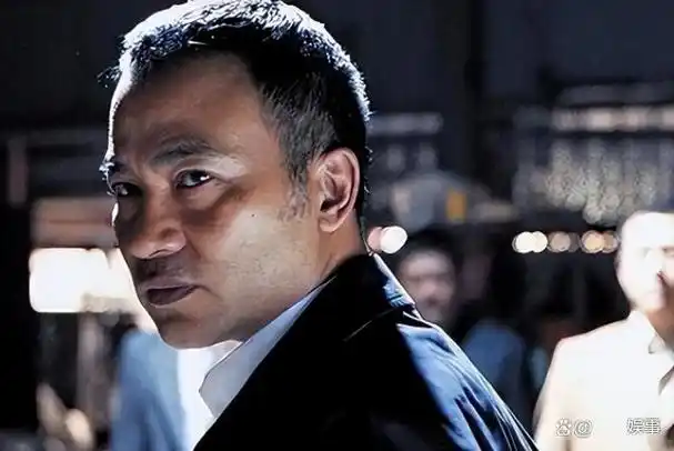 任达华在扮演"黑老大"这个角色时,展现了一种截然不同的高度.