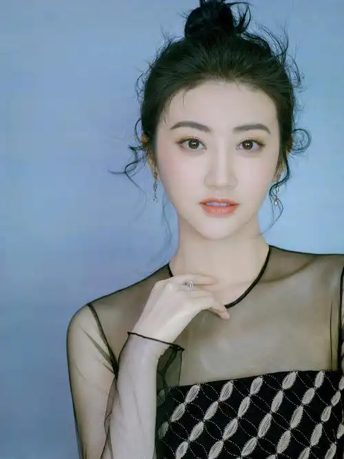 是景甜,她之前因为拍戏的原因,将眉型换成了细眉,惊艳指数直达五颗星!