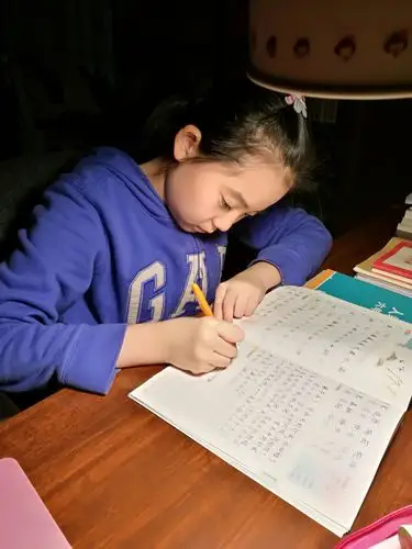 晚上看书,写作业.