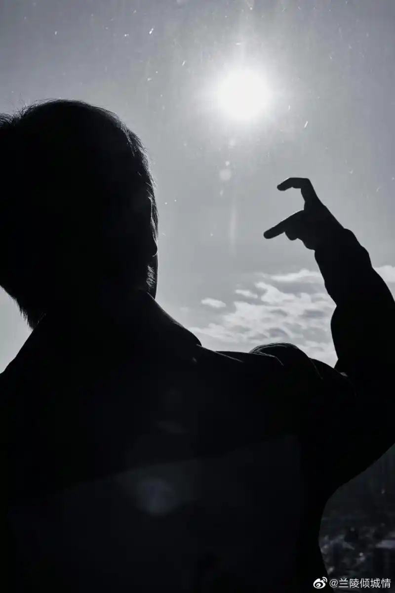 任嘉伦# 这么隐晦的比心      这么好看的后脑勺