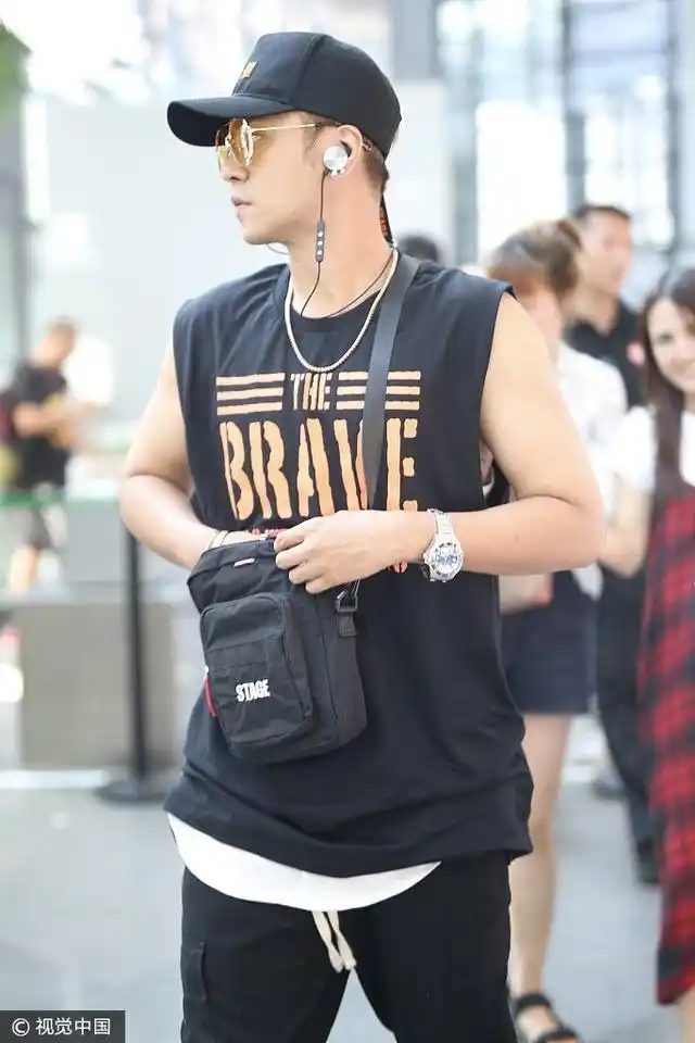 罗志祥街拍:stage hyaline of world斜挎包y-3运动鞋 彩片太阳镜无袖