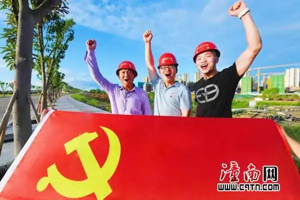 区人民医院医护人员与党旗合影.